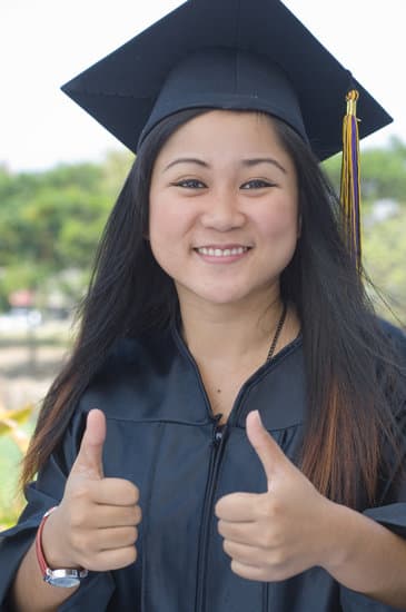 请问本科毕业的大学生可以直接落户深圳吗