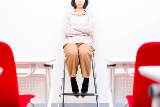 她的钥匙在桌子上用英语怎么说